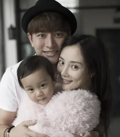 有种整容叫李小璐离婚,前夫贾乃亮没什么变化,她却像换了个人