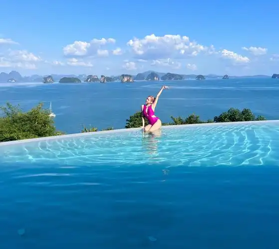 今日,程潇更是晒出多张在海边度假的照片,其中还有身穿泳装在海边泳池