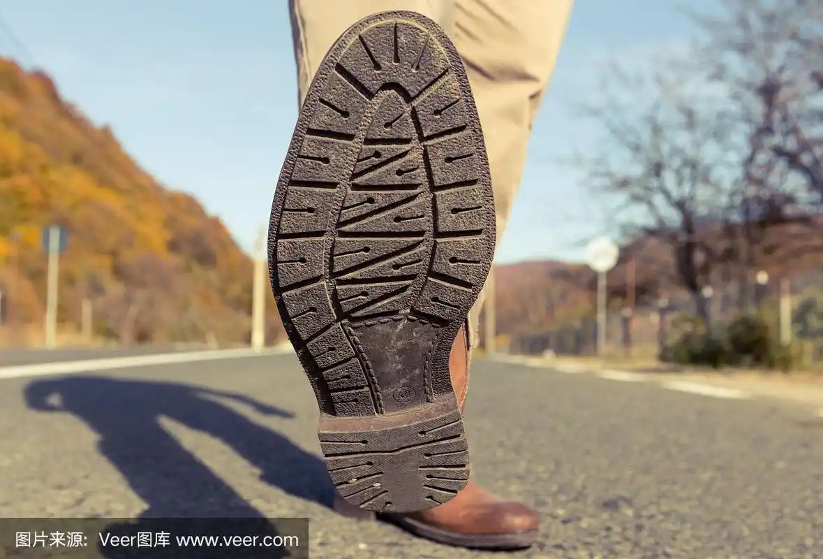 男人的脚踩在了室外的摄像机上