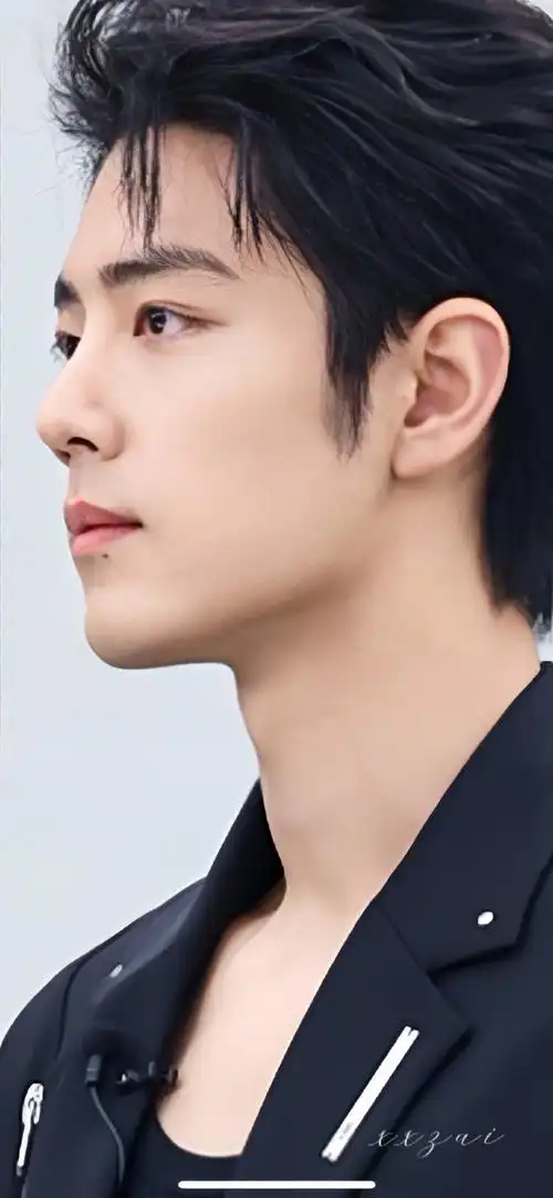 肖战##肖战侧颜低头笑