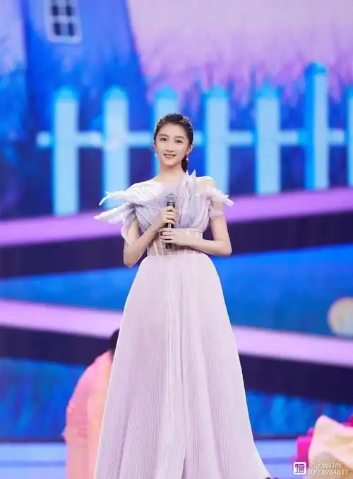 关晓彤越穿越美珊瑚蓝波光海星礼服裙超有范低马尾女人味十足