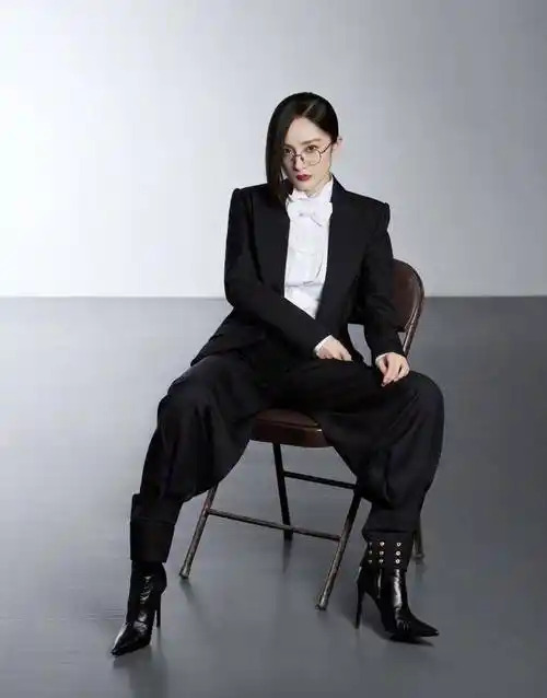 一,杨幂黑色西装造型