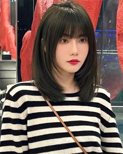 搭肩外翘锁骨发,看起来非常性感女人味的发型,搭配吊带裙美翻了.