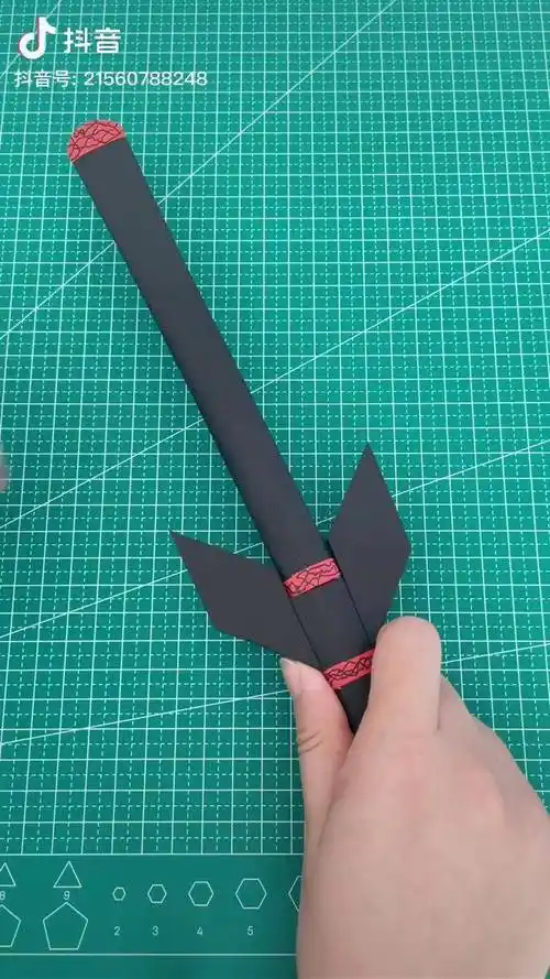 用纸做一把剑又酷又安全让孩子也体会一把仗剑天涯的感觉折纸教程儿童