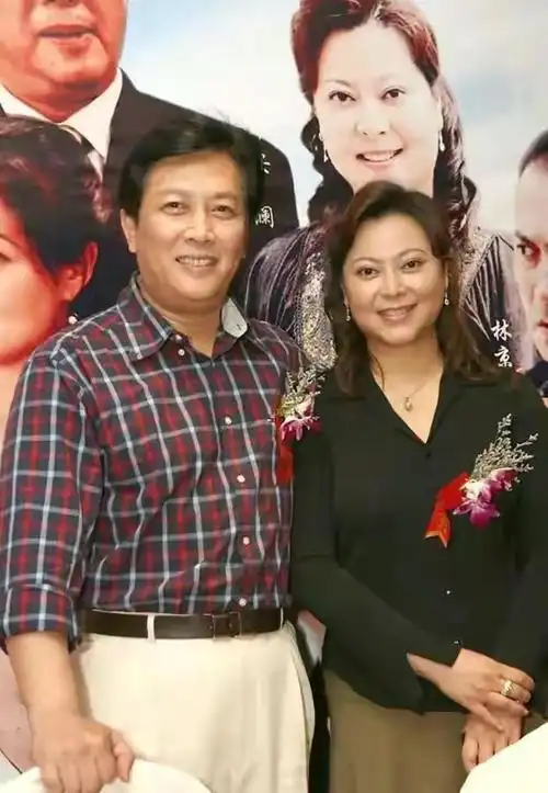 70岁唐国强同框小12岁妻子,穿着端庄大气,老婆旺夫相气质温婉