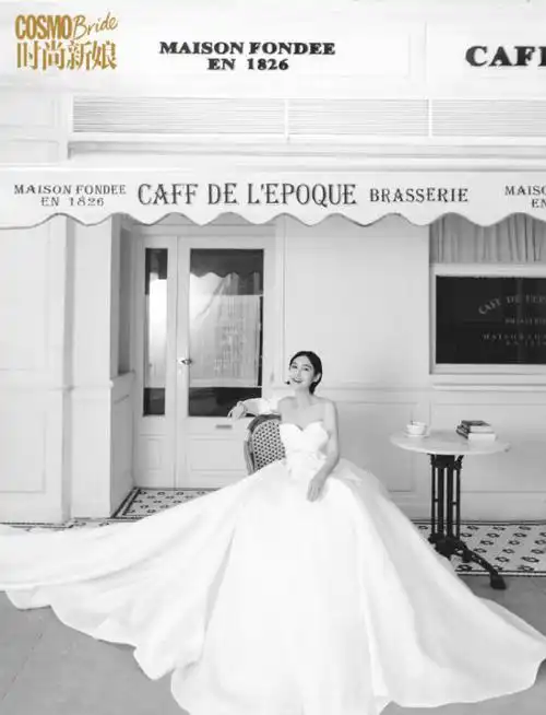 49岁朱茵拍婚纱照,嫁黄贯中8年颜值在线,笑容甜美如初恋少女