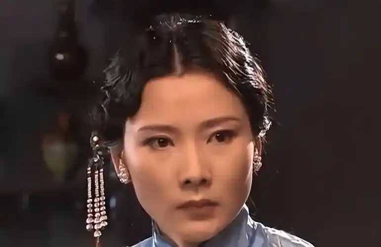 何赛飞也太调皮捣蛋了!拍婚纱照扮斗鸡眼,女神变"女神经"?