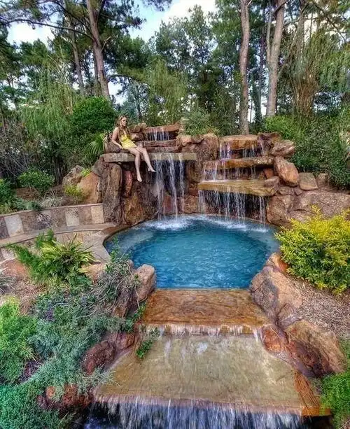 瀑布——给人以跃动感,为庭院增添了宏伟的自然景观