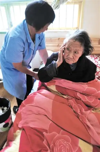 一名护工正在照顾老人