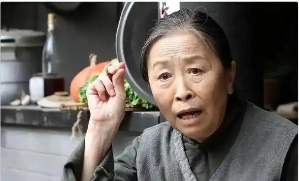 张少华饰演的"丑娘",年轻时犯错,晚年常含泪水,貌丑心善!