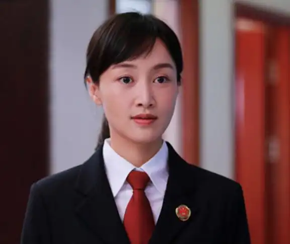 她24岁主持春晚,老公为她净身出户,被骂小三上位,今成人生赢家