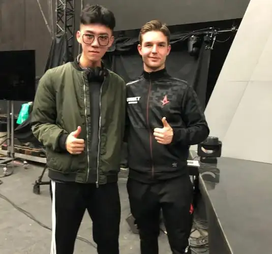 device真人比照片要帅很多也要壮很多