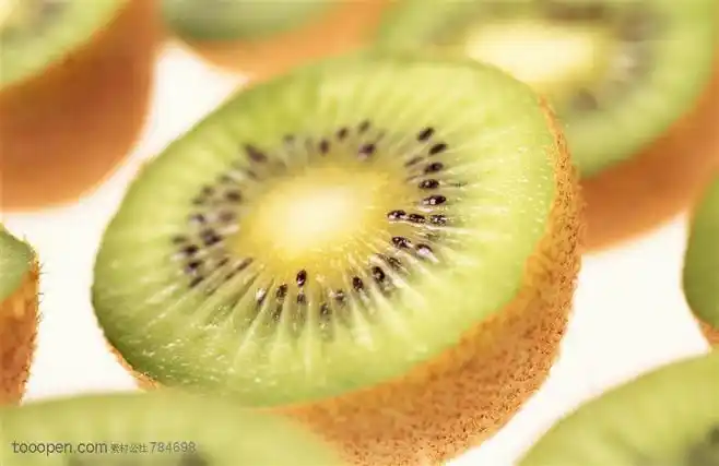 新鲜水果-被切开的猕猴桃摆放在一起高清摄影图片素材