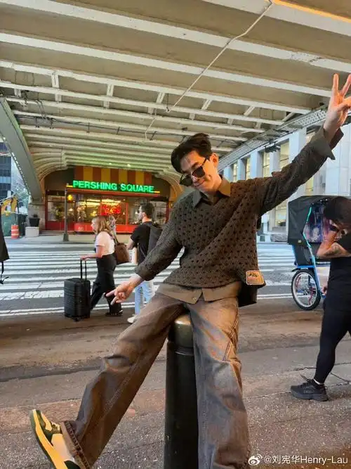 架#刘宪华微博更新"快看我的自制麦克风架",这是突然来了音乐灵感