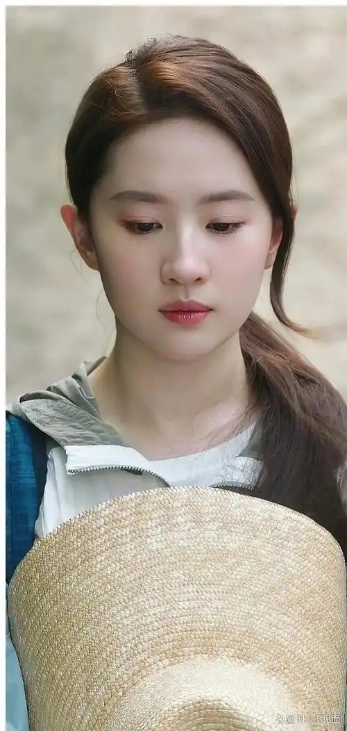 刘亦菲出生于湖北武汉,毕业于北京电影学院表演系,她不仅颜值高,还