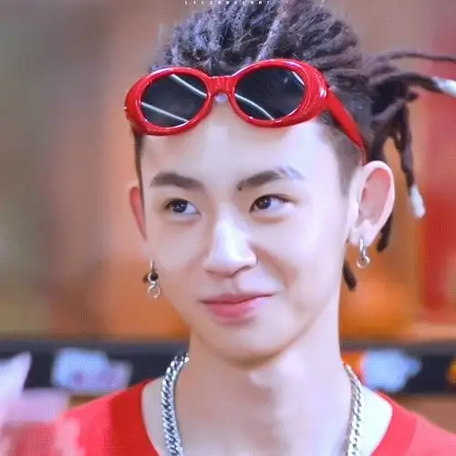 你认为小鬼王琳凯最好看的照片是哪张