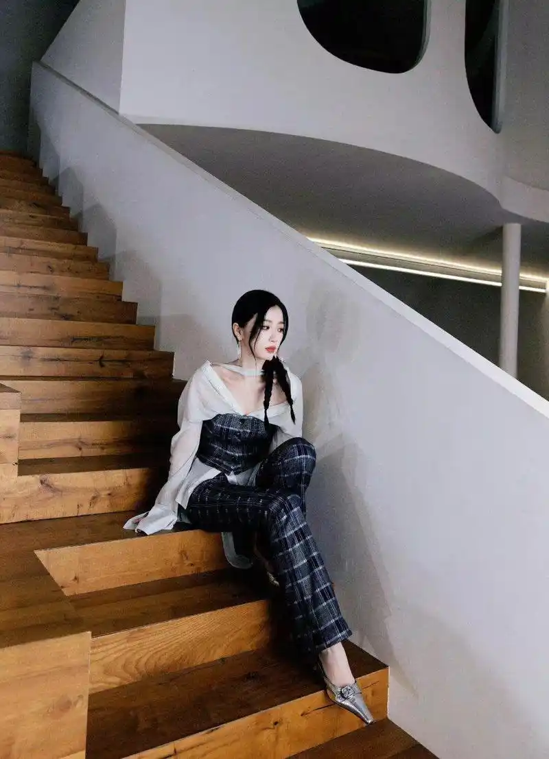 虞书欣美成"在逃千金"!穿搭时尚高级,脚踩高跟鞋气场十足