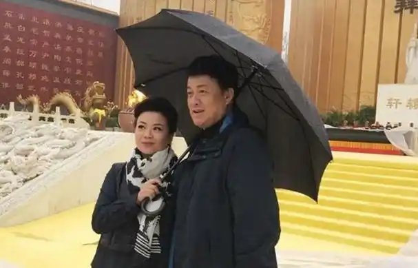 张也未婚无子女,与62岁的吕继宏相伴多年,不结婚也幸福