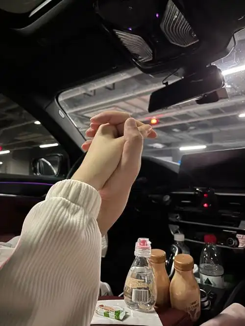 一见面就要牵手