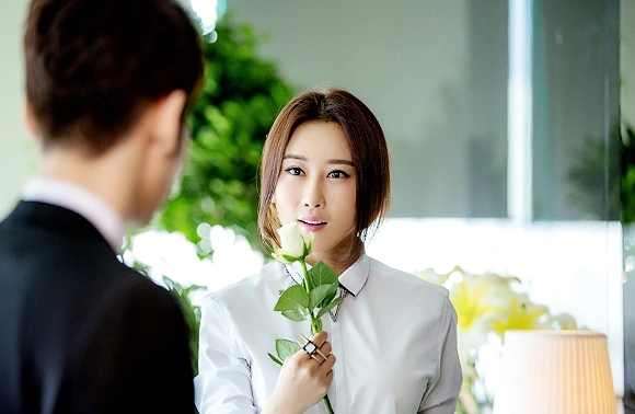 《花火》首播好评连连 毛俊杰霸道女总裁范hold住全场