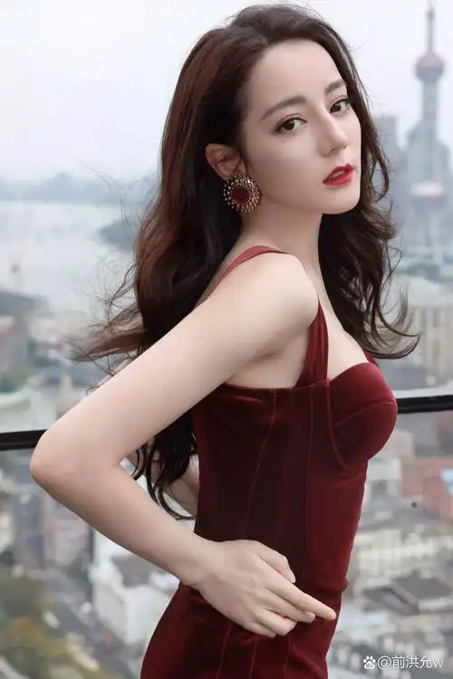 "站在云端,心怀远方,迪丽热巴与你共赏天际线之美