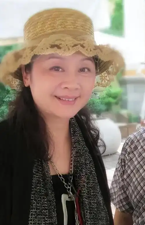 回顾唐静:前夫和秦海璐结婚后,独自陪儿子长大,如今选择泪目