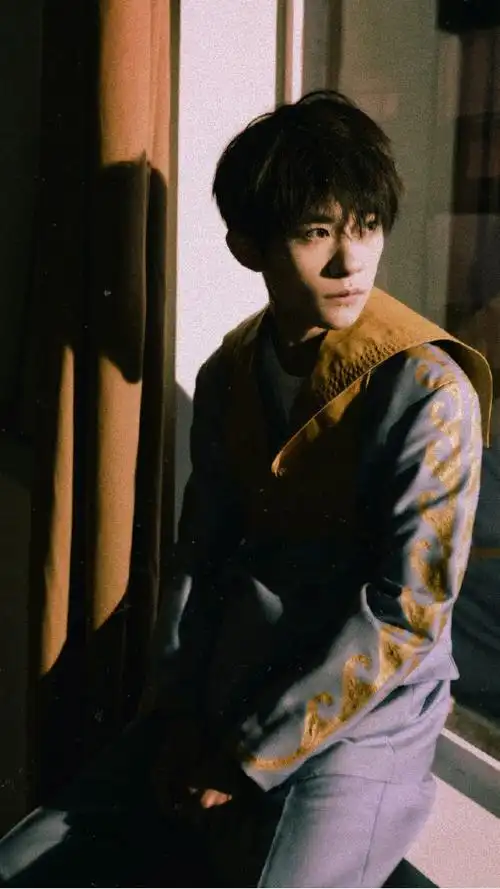 胶片相机里的易烊千玺每一帧都好有质感