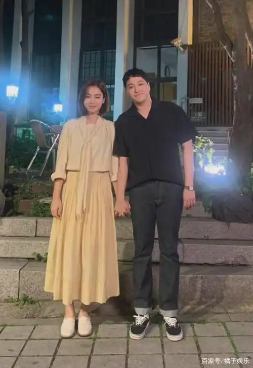 是这种情侣合照的动作.