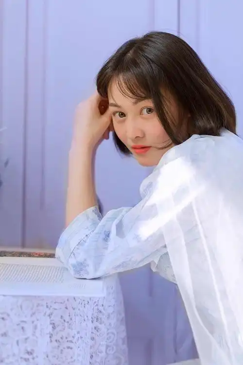 清新灵动短发美女治愈系图片