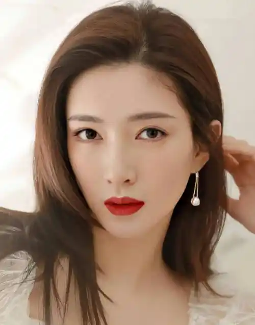 江疏影 一袭白裙清秀优雅,美丽大方有气质!_图片_来自_网络