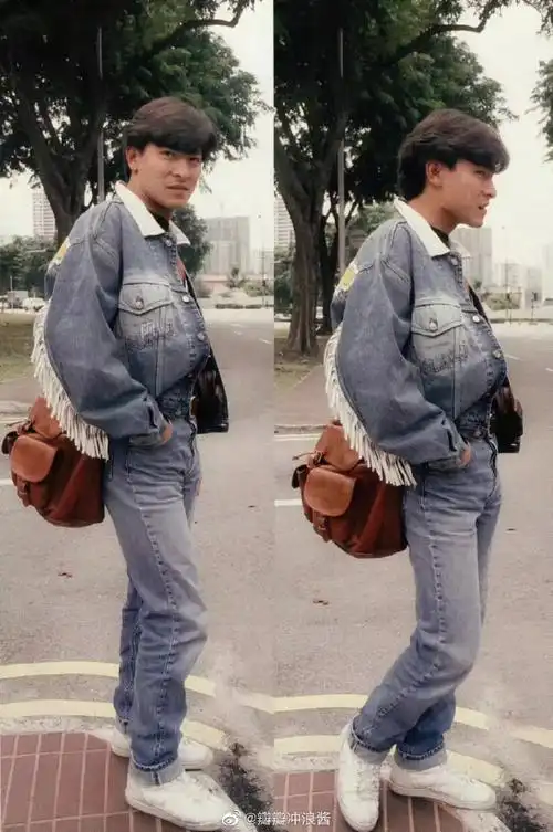 刘德华在欧洲旅游时拍的照片,镜头中他五官精致,穿着一身牛仔外套显得