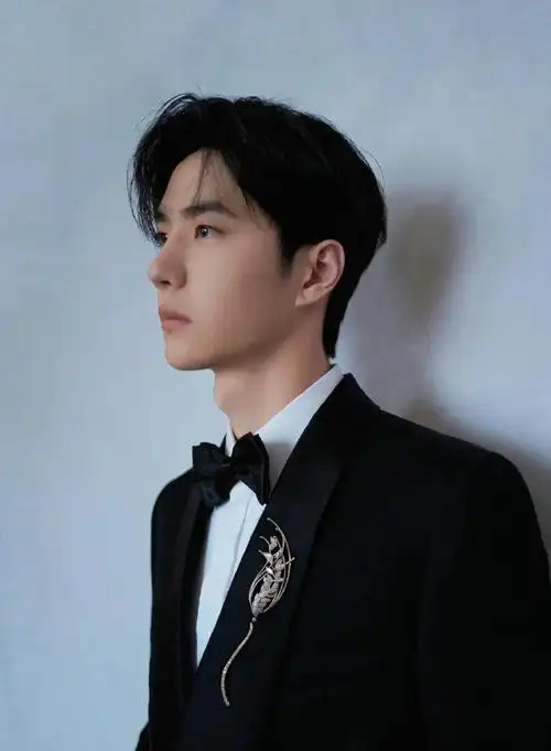 黑色西装搭配麦穗胸针好贵气!@uniq-王一博