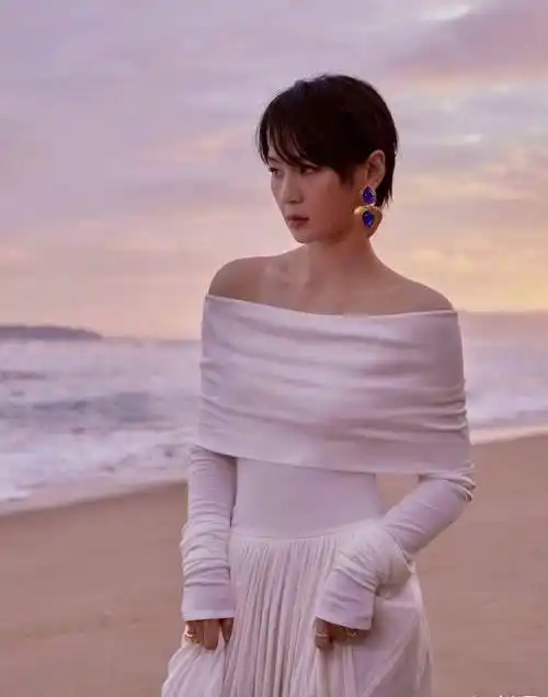 周笔畅穿白色连衣裙搭配宝蓝色配饰经典又高级很有女人味