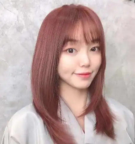 齐刘海 黑长直发型,这款造型非常经典,而且是直发女生的必备发型,尽显