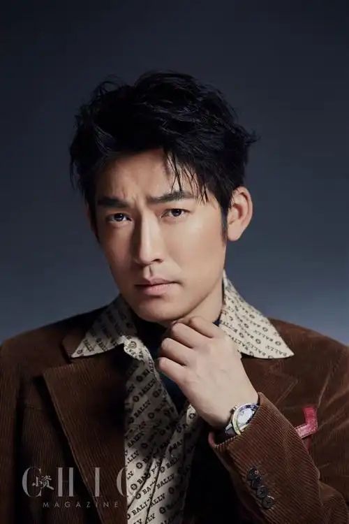 张博最新时尚大片光影演绎忧郁气息