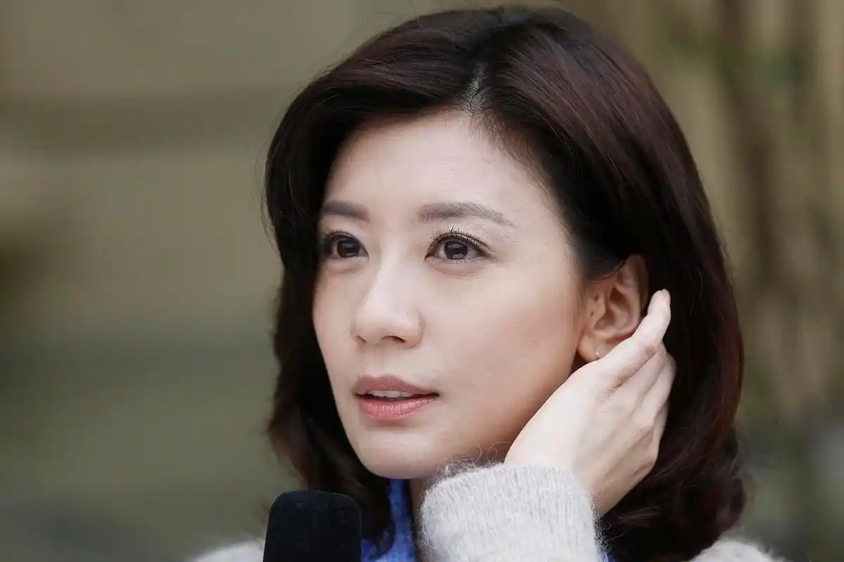 答案是:她结过婚,而且还不止一次呢!贾静雯曾与