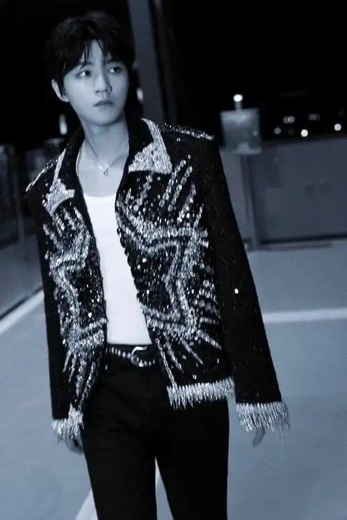 王俊凯在江苏卫视跨年夜晚会上与10个ai王俊凯同台演出,展现了科技与