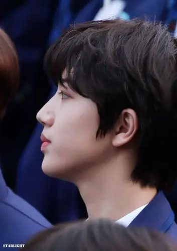 这位拥有着标准的鼻子,侧脸惨不忍睹像是被人打过一拳凹陷下去,使他没