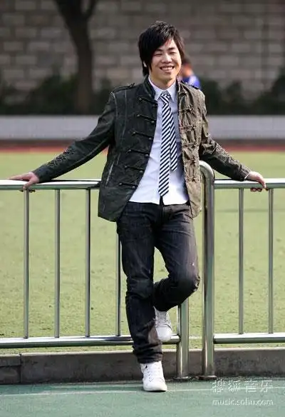 胡彦斌成"孩子王" 校园拍宣传片遇小学生粉丝