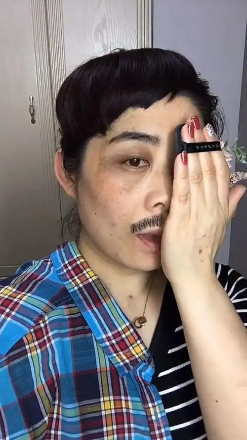 一半男人脸一半女人脸,这对比太明显了