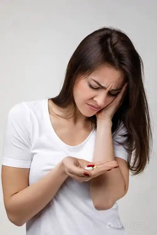 患牙痛的年轻伤心女人