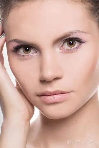 美的水疗中心女人触摸她的脸庞