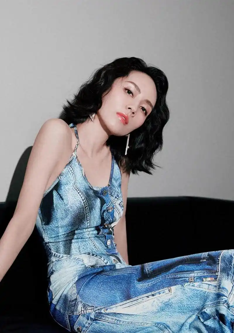 刘惜君撑伞大片壁纸:高雅浪漫的氛围气味,女明星风格满满