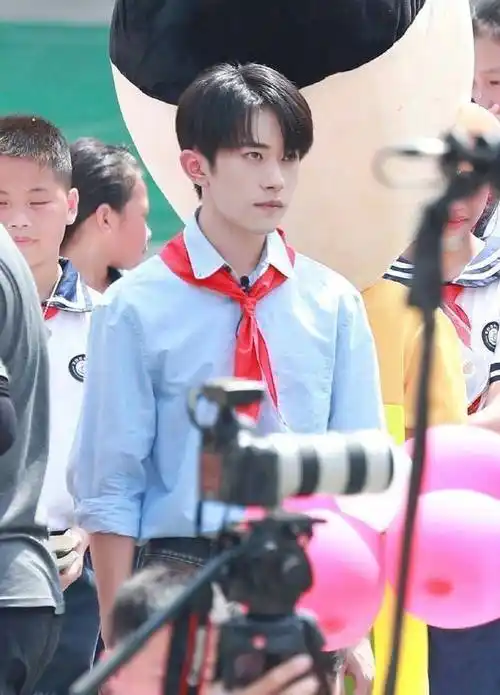 易烊千玺戴红领巾参与心连心活动,唱歌甜笑,仰头一瞬间太美好了