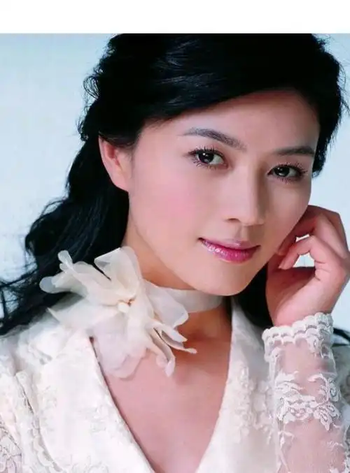 1996年21岁的田海蓉考上了上海戏剧学院正式学习表演,和陆毅,鲍蕾,懂