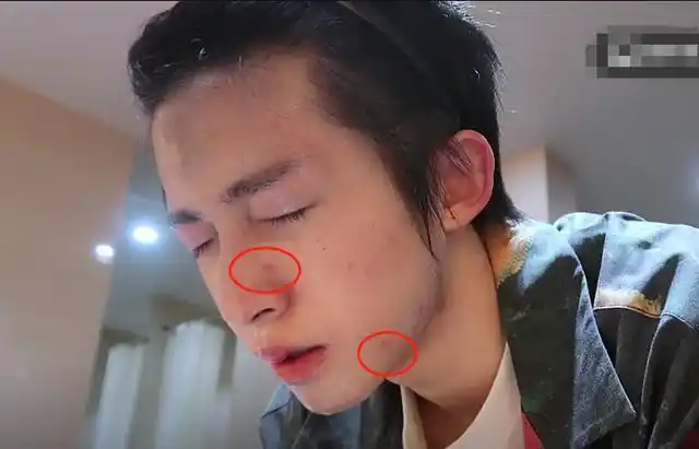 创4刘宇当众卸妆洗完脸对着镜头20岁的皮肤状态很显然