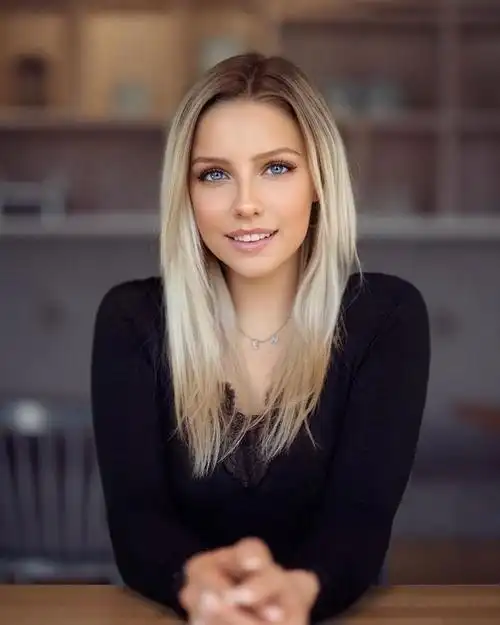 作为一名妥妥的顶级美女模特,24岁的莉娜在instagram上获得了超过25万