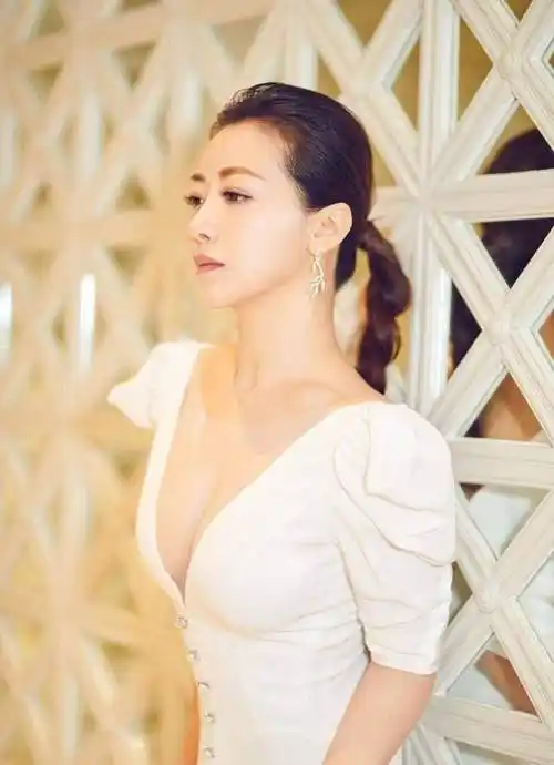 时尚女星陈紫函身穿白色深v长裙,依然保持时尚身材_年纪_写真_设计