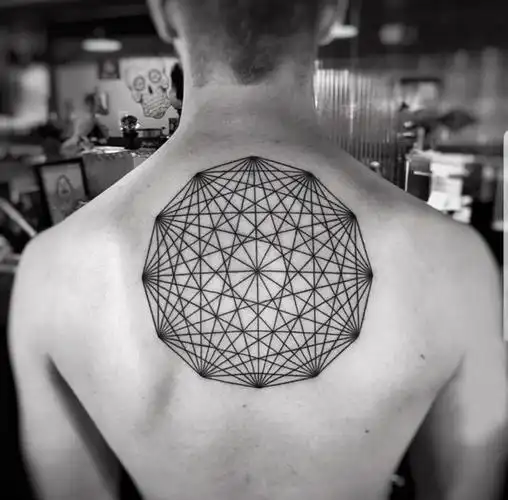 后背纹身男男生后背上黑色的几何纹身图片