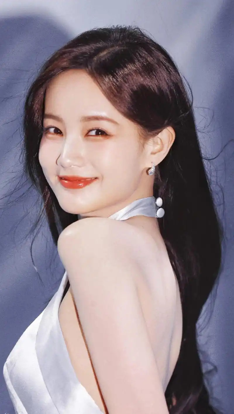 李一桐丝绸蓝裙惊艳亮相 李一桐以一袭丝绸蓝裙惊艳亮相,裙子的色彩